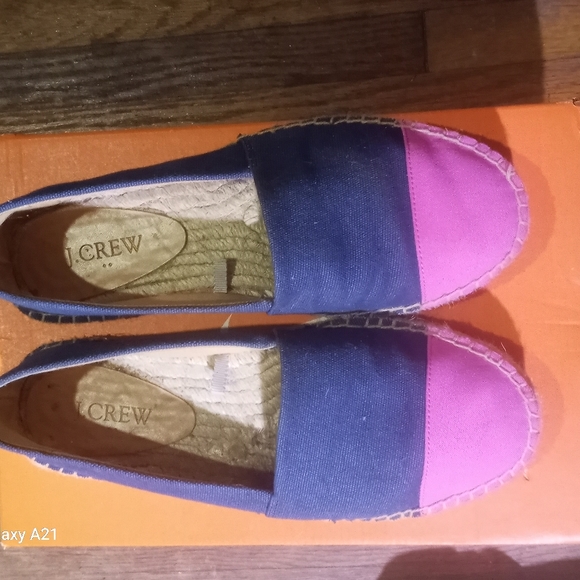 Size 6 NWOT J.Crew Navy and Hot Pink Flats. Super Cute.